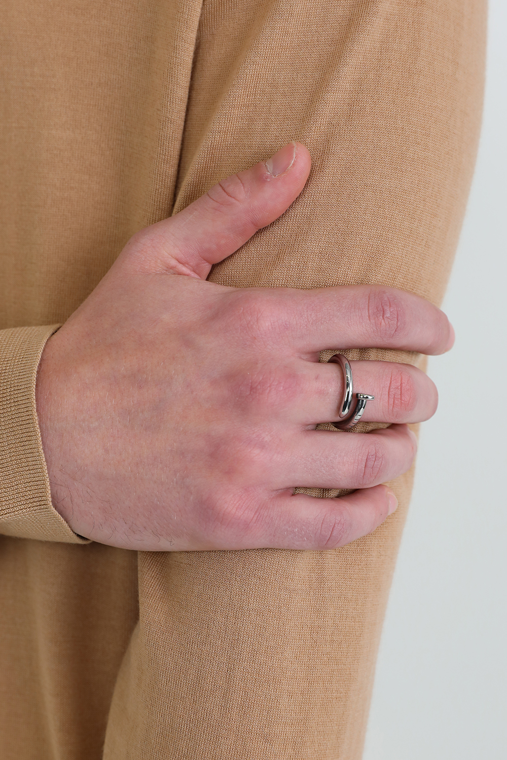 תמונת כל הלוק של טבעת כסף מסמר עם חריטות